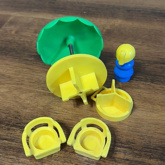 VINTAGE FISHER PRICE PATIO TABLE W/ UMBRELLA, CHAIRS, GRILL & LITTLE PEOPLE FIG. - Picture 6 of 9